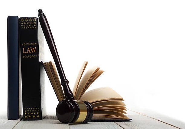 A judge 's gavel and law books on the table.